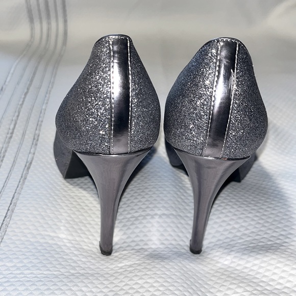 Sexy peep toe stilettos! Glittery and gorgeous! - Picture 3 of 5